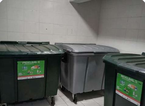 Containers de recicláveis no condomínio