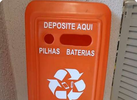 Coletor para descarte de pilhas e baterias