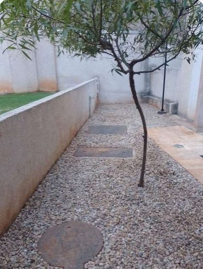 Espaço pet com pedras no condomínio