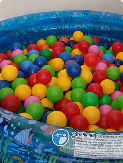 Piscina de bolinhas na brinquedoteca do condomínio