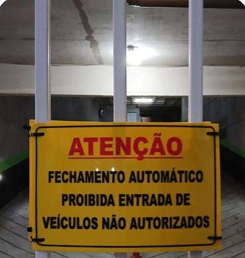 Placa de orientação no portão da garagem do condomínio