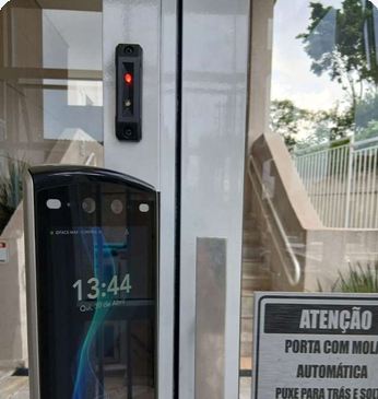 Leitor de reconhecimento facial na entrada do condomínio