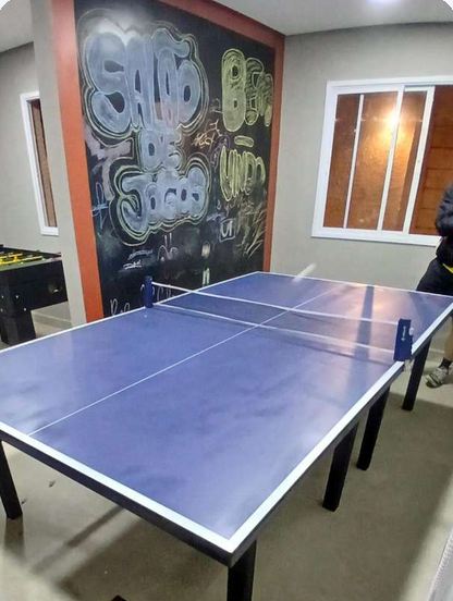 Mesa de ping pong no salão de jogos do condomínio